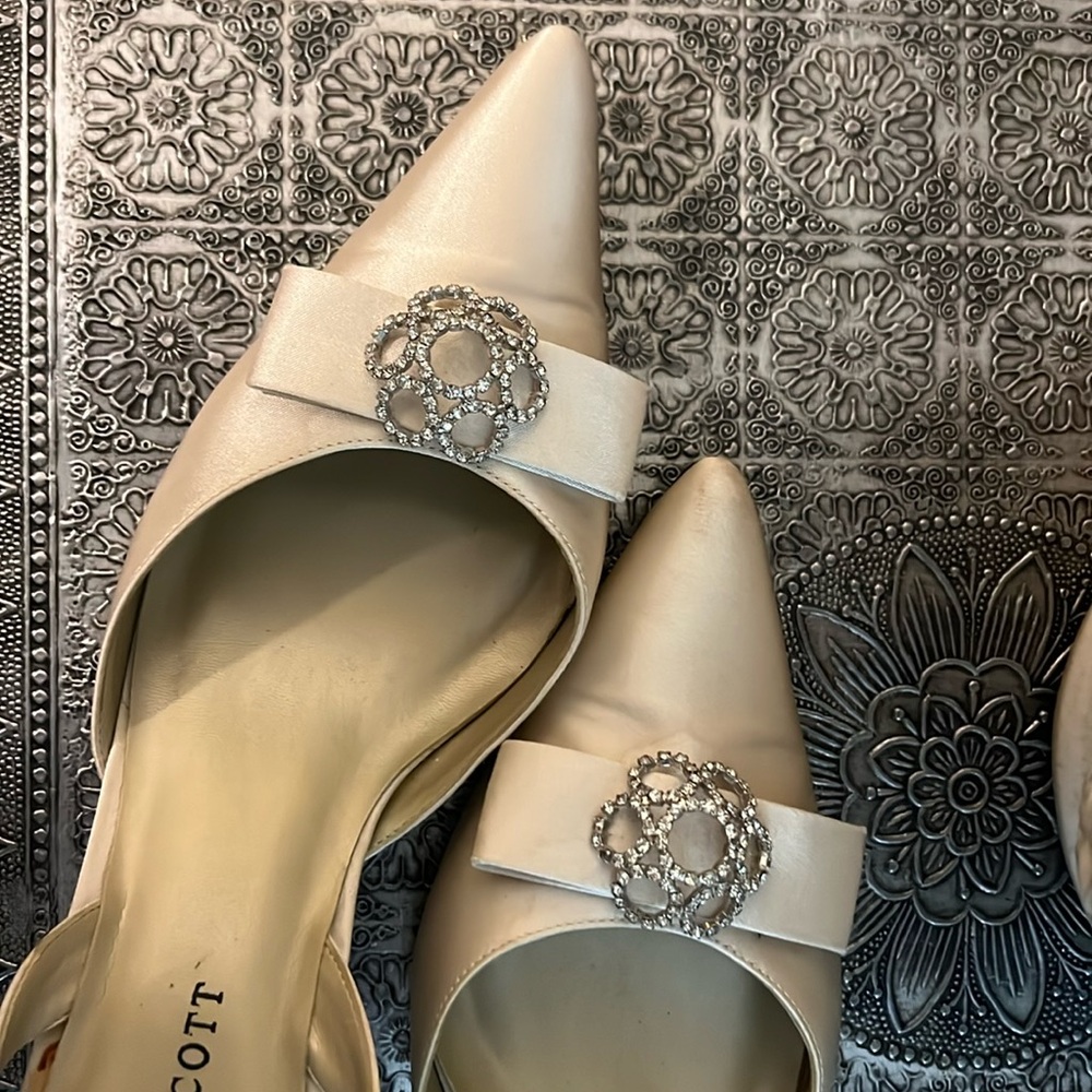 Karen Scott size 8.5.  Satin kitten heel.